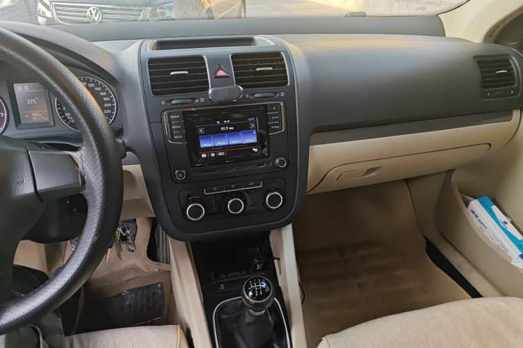 Used Volkswagen Sagitar 2011 1.6L Manual Comfort Version Audio And AC Panel