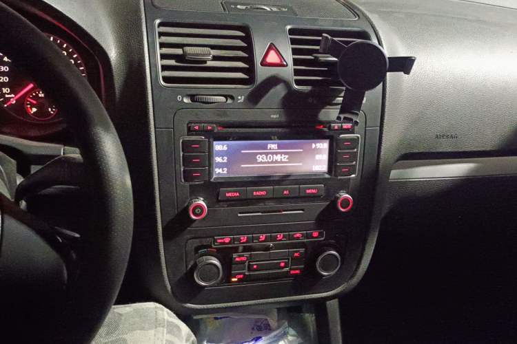Used Volkswagen Sagitar 2011 1.4 TSI Manual Luxury Edition Audio And AC Panel
