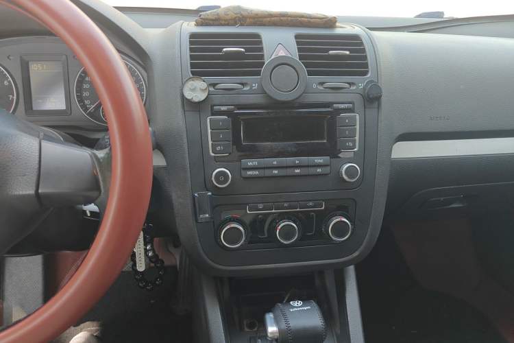 Used Volkswagen Sagitar 2011 1.6L Automatic Special Edition Audio And AC Panel