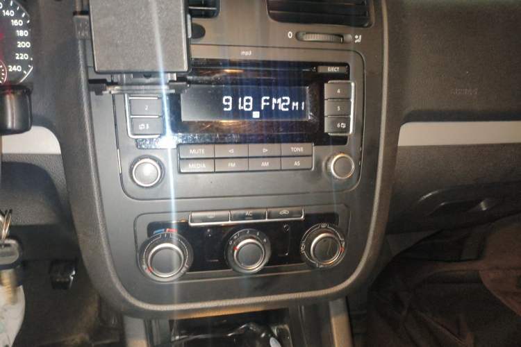 Used Volkswagen Sagitar 2011 1.6L Manual Comfort Version Audio And AC Panel
