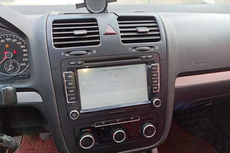Used Volkswagen Sagitar 2011 1.6L Manual Comfort Version Audio And AC Panel