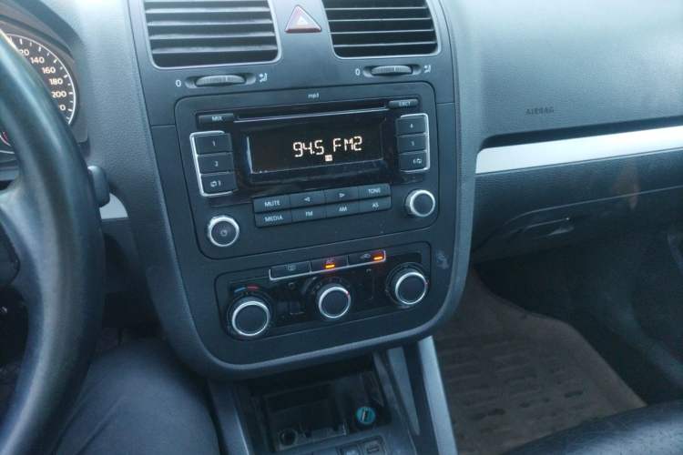 Used Volkswagen Sagitar 2011 1.6L Manual Special Edition Audio And AC Panel