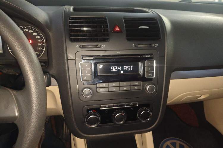 Used Volkswagen Sagitar 2011 1.6L Automatic Comfort Edition Audio And AC Panel