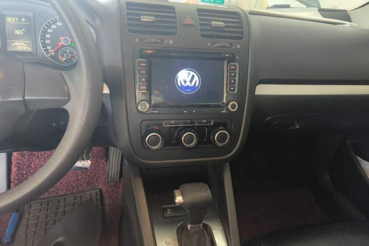 Used Volkswagen Sagitar 2011 1.6L Automatic Comfort Edition Audio And AC Panel