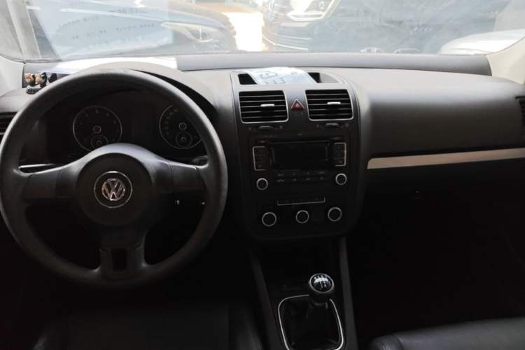 Used Volkswagen Sagitar 2011 1.6L Manual Comfort Version Center Console