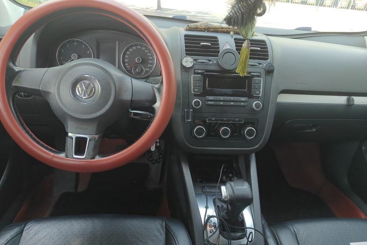 Used Volkswagen Sagitar 2011 1.6L Automatic Special Edition Center Console