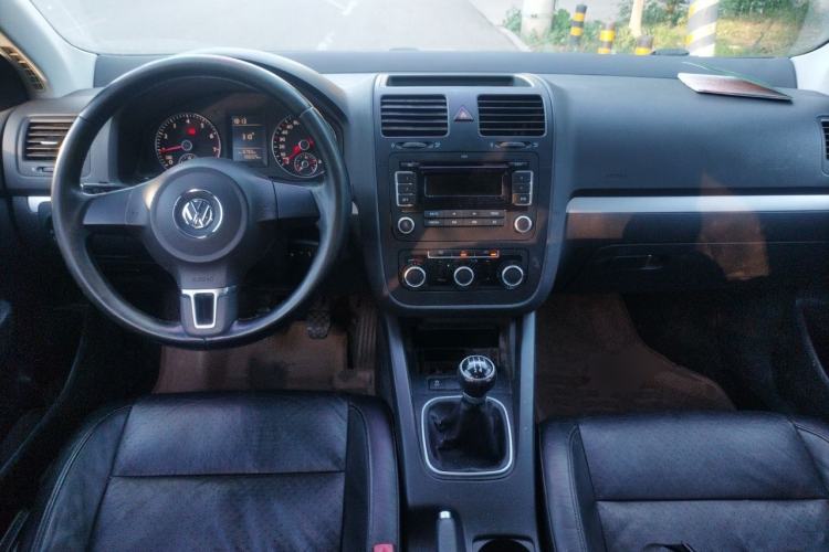 Used Volkswagen Sagitar 2011 1.6L Manual Special Edition Center Console