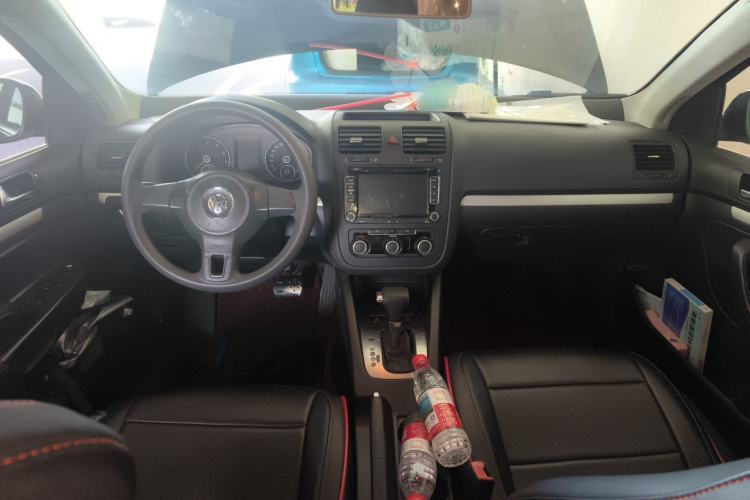 Used Volkswagen Sagitar 2011 1.6L Automatic Comfort Edition Center Console