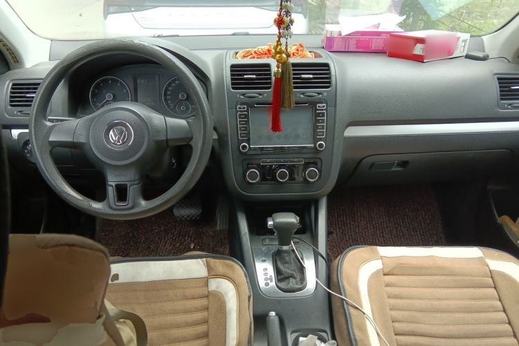 Used Volkswagen Sagitar 2011 1.6L Automatic Comfort Edition Center Console