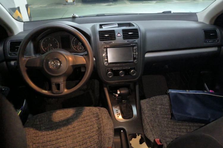 Used Volkswagen Sagitar 2011 1.6L Automatic Comfort Edition Center Console