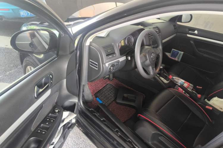 Used Volkswagen Sagitar 2011 1.6L Automatic Comfort Edition Driver Seat