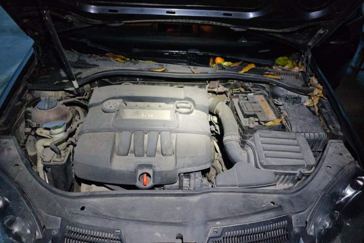 Used Volkswagen Sagitar 2011 1.6L Automatic Comfort Edition Engine Bay