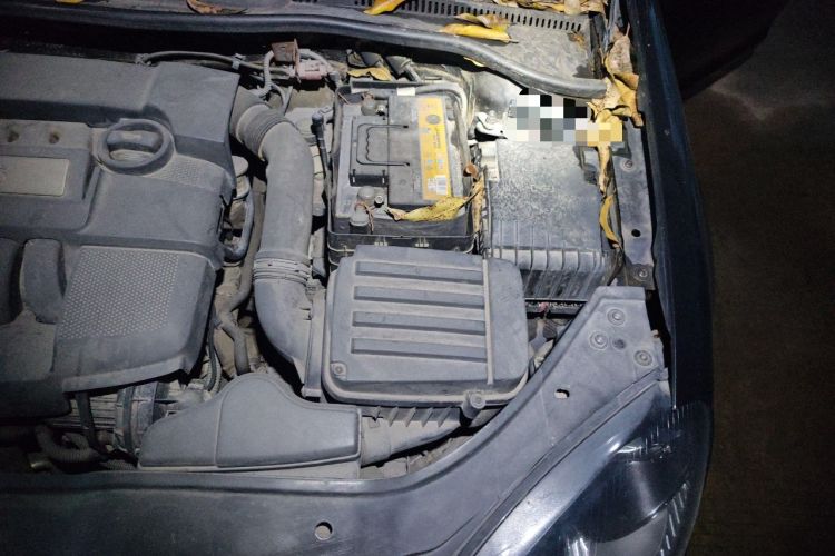 Used Volkswagen Sagitar 2011 1.6L Automatic Comfort Edition Engine Bay Left