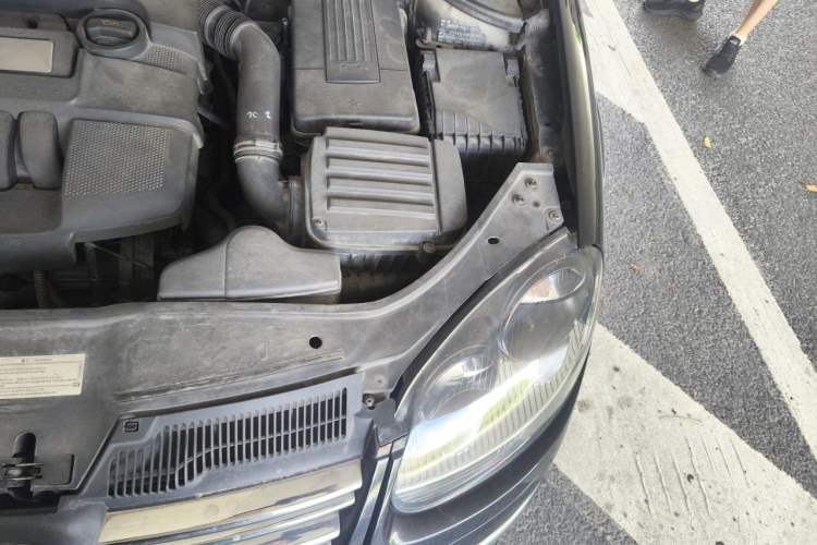 Used Volkswagen Sagitar 2011 1.6L Automatic Comfort Edition Engine Bay Left