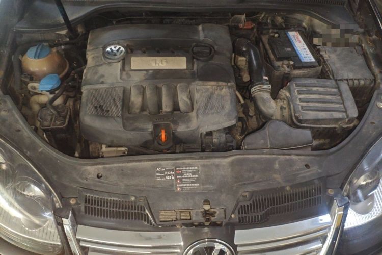 Used Volkswagen Sagitar 2011 1.6L Automatic Comfort Edition Engine Bay