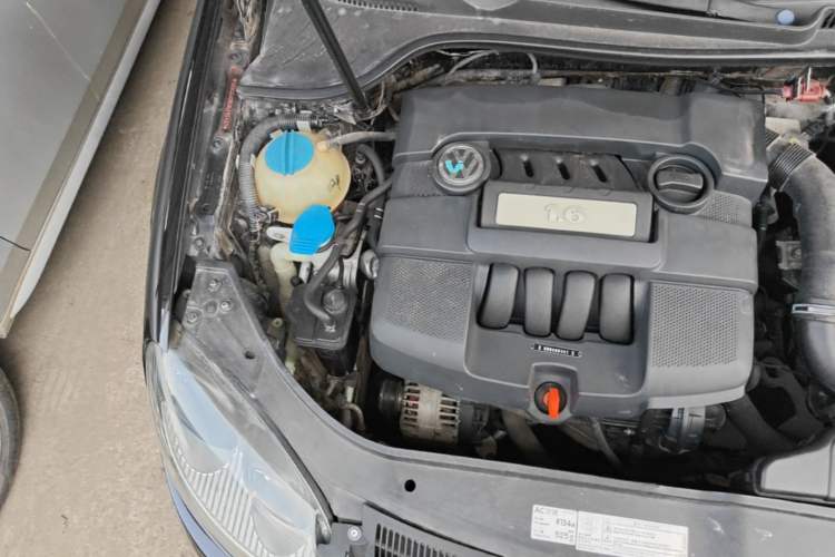 Used Volkswagen Sagitar 2011 1.6L Manual Comfort Version Engine Bay Right