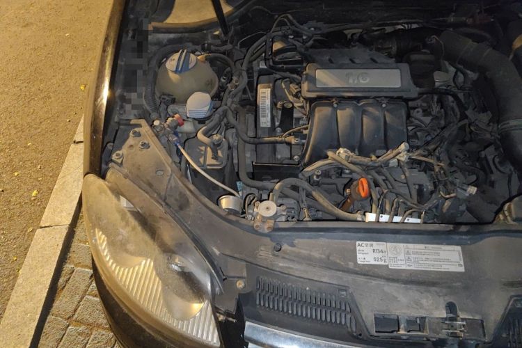 Used Volkswagen Sagitar 2011 1.6L Manual Comfort Version Engine Bay Right