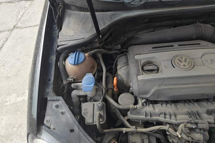 Used Volkswagen Sagitar 2011 1.8TSI Automatic Champion Edition Engine Bay Right