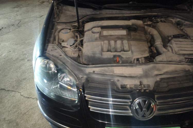 Used Volkswagen Sagitar 2011 1.6L Manual Comfort Version Engine Bay Right