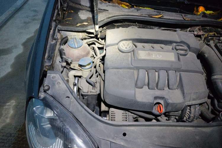 Used Volkswagen Sagitar 2011 1.6L Automatic Comfort Edition Engine Bay Right