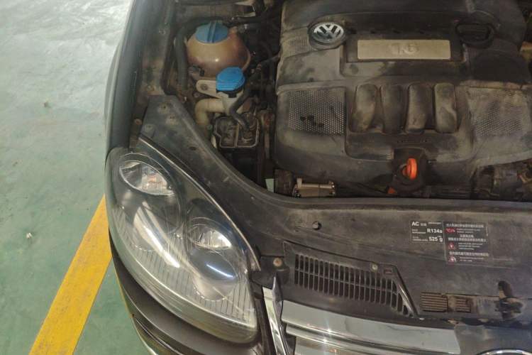 Used Volkswagen Sagitar 2011 1.6L Automatic Comfort Edition Engine Bay Right