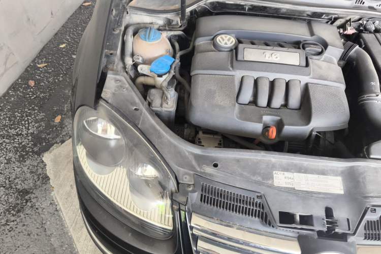 Used Volkswagen Sagitar 2011 1.6L Automatic Comfort Edition Engine Bay Right