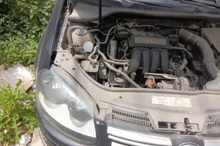 Used Volkswagen Sagitar 2011 1.6L Automatic Comfort Edition Engine Bay Right