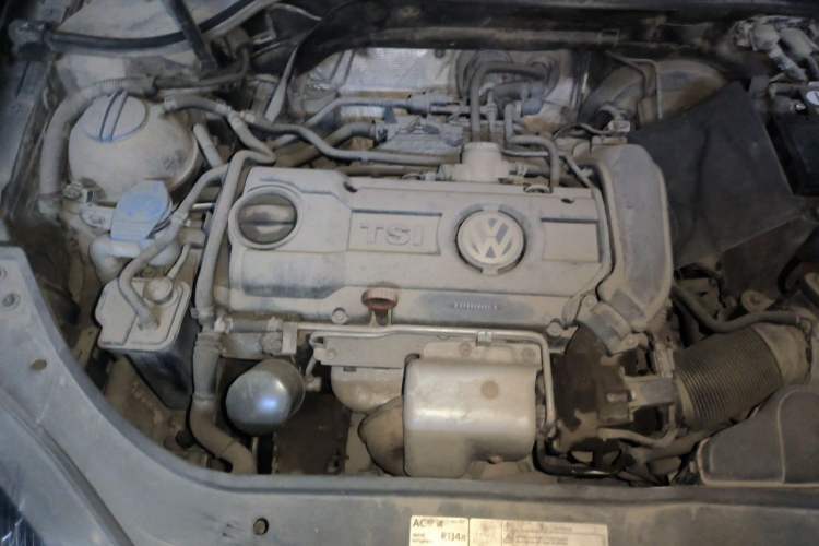 Used Volkswagen Sagitar 2011 1.4 TSI Manual Luxury Edition Engine Bay Right