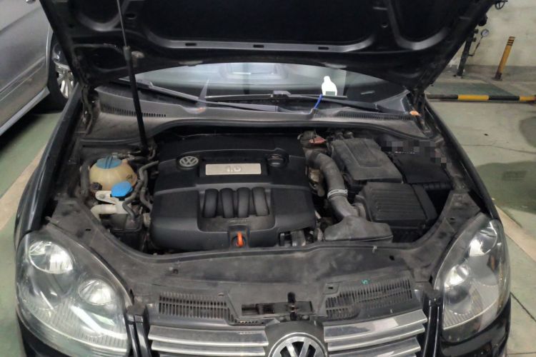 Used Volkswagen Sagitar 2011 1.6L Automatic Comfort Edition Engine Bay