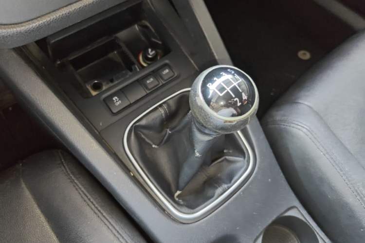 Used Volkswagen Sagitar 2011 1.6L Manual Comfort Version Gear Lever
