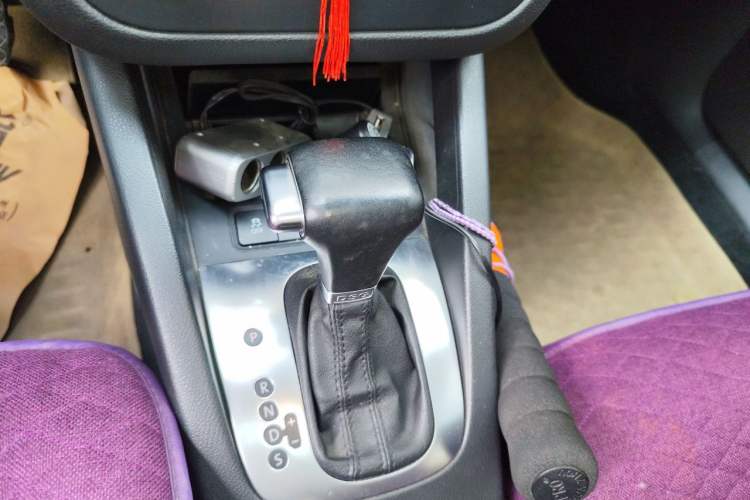 Used Volkswagen Sagitar 2011 1.4 TSI Automatic Tech Model Gear Lever
