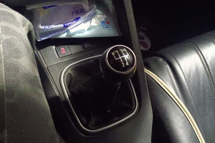 Used Volkswagen Sagitar 2011 1.4 TSI Manual Luxury Edition Gear Lever