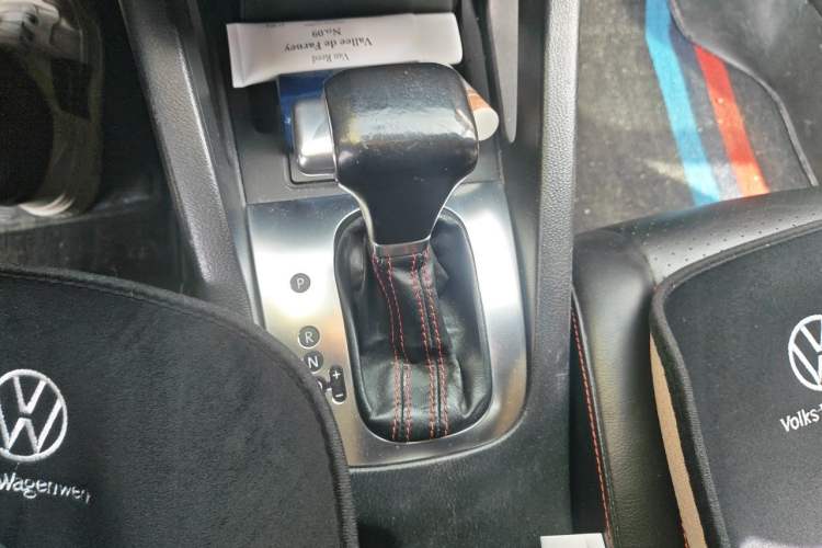 Used Volkswagen Sagitar 2011 1.8TSI Automatic Champion Edition Gear Lever