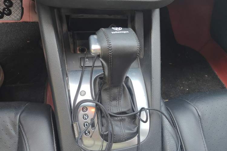 Used Volkswagen Sagitar 2011 1.6L Automatic Special Edition Gear Lever