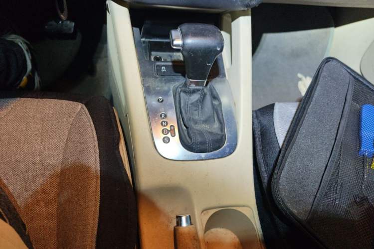 Used Volkswagen Sagitar 2011 1.6L Automatic Comfort Edition Gear Lever
