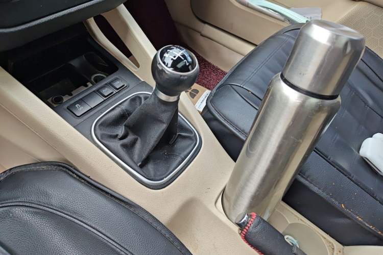 Used Volkswagen Sagitar 2011 1.4 TSI Manual Tech Model Gear Lever