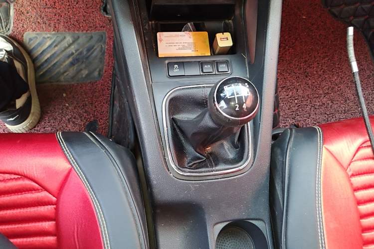 Used Volkswagen Sagitar 2011 1.6L Manual Comfort Version Gear Lever