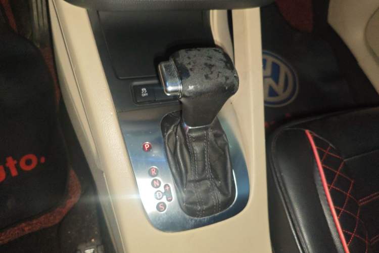 Used Volkswagen Sagitar 2011 1.6L Automatic Comfort Edition Gear Lever