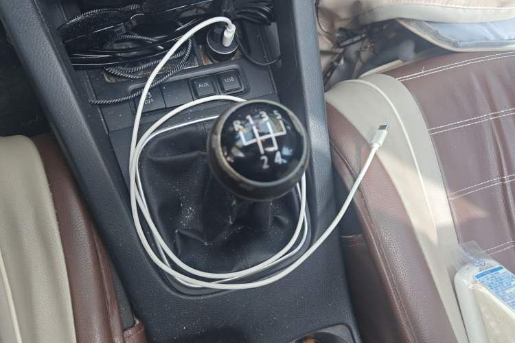 Used Volkswagen Sagitar 2011 1.4 TSI Manual Tech Model Gear Lever