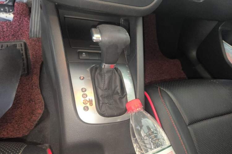 Used Volkswagen Sagitar 2011 1.6L Automatic Comfort Edition Gear Lever