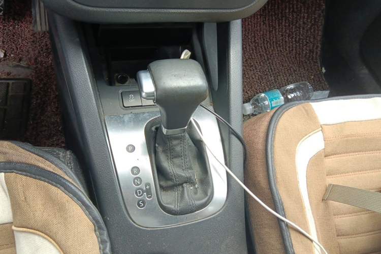 Used Volkswagen Sagitar 2011 1.6L Automatic Comfort Edition Gear Lever