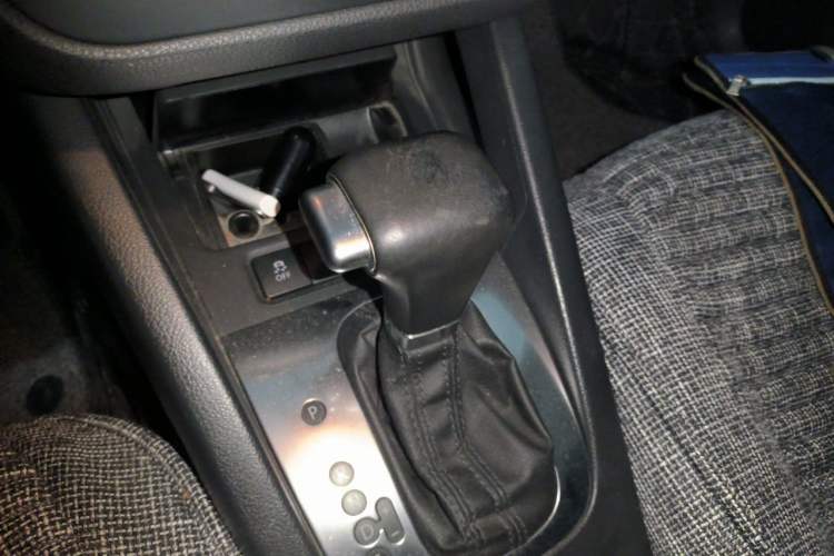 Used Volkswagen Sagitar 2011 1.6L Automatic Comfort Edition Gear Lever