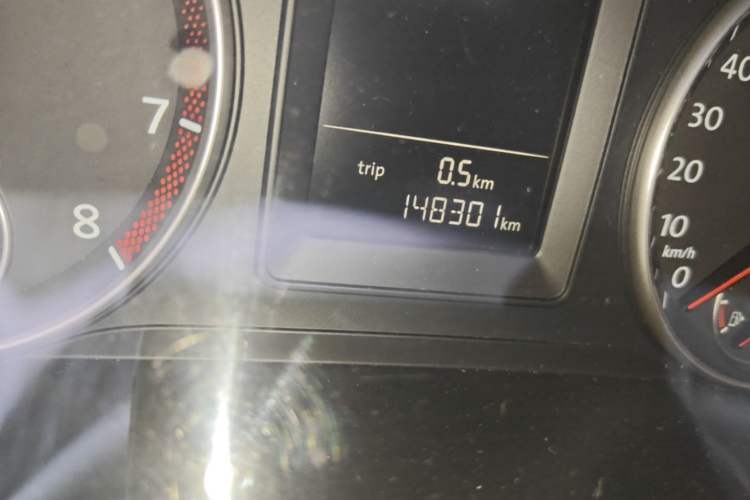 Used Volkswagen Sagitar 2011 1.6L Manual Comfort Version Odometer Close Up
