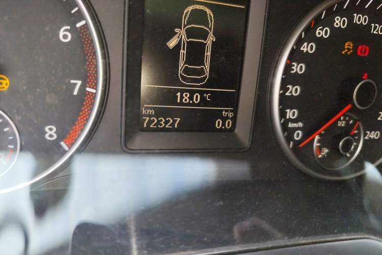 Used Volkswagen Sagitar 2011 1.4 TSI Automatic Tech Model Odometer Close Up