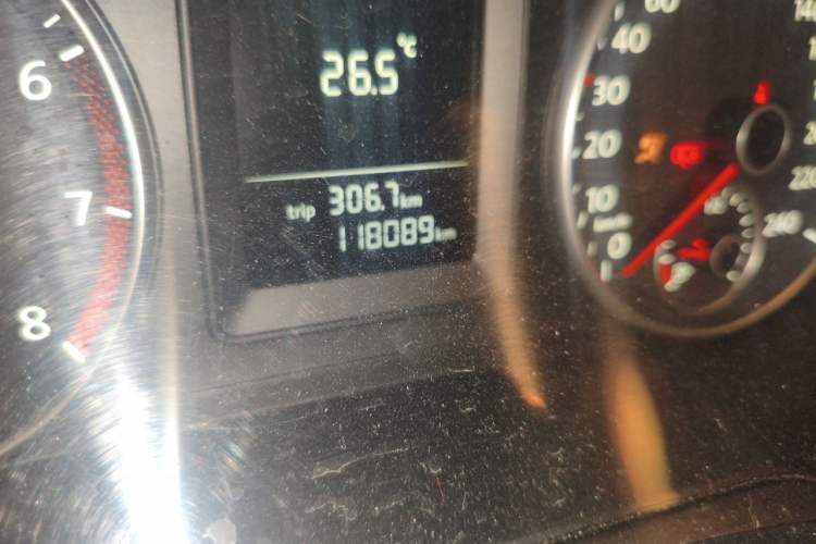Used Volkswagen Sagitar 2011 1.6L Manual Comfort Version Odometer Close Up