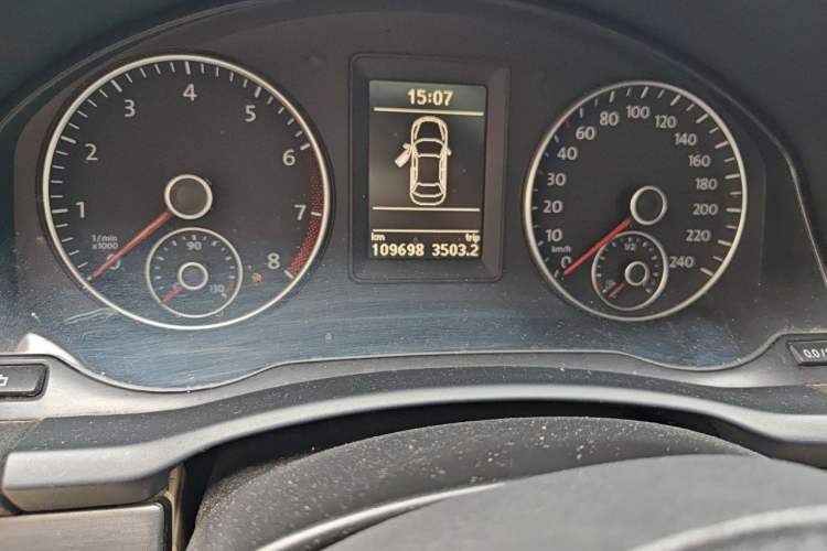 Used Volkswagen Sagitar 2011 1.4 TSI Manual Tech Model Odometer Close Up