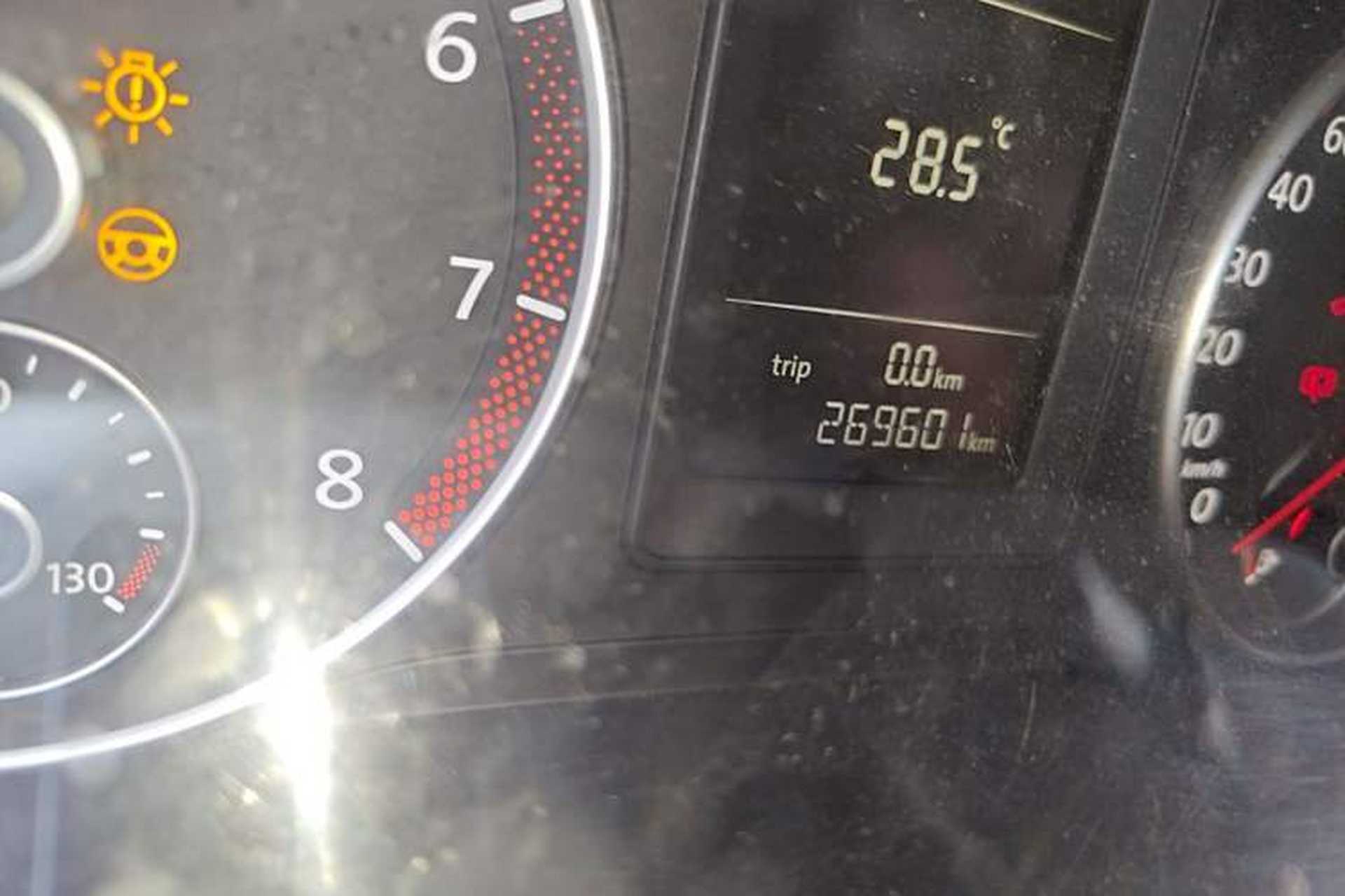 Used Volkswagen Sagitar 2011 1.6L Manual Comfort Version Odometer Close Up