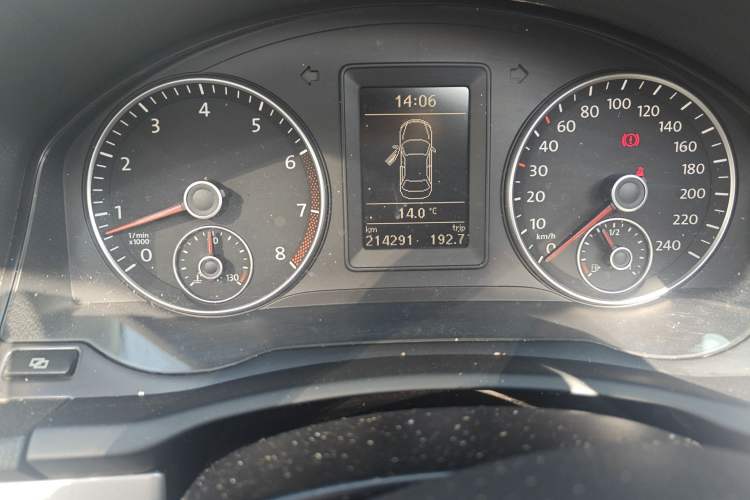 Used Volkswagen Sagitar 2011 1.4 TSI Manual Tech Model Odometer Close Up