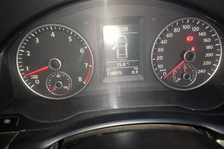 Used Volkswagen Sagitar 2011 1.4 TSI Manual Luxury Edition Odometer Close Up