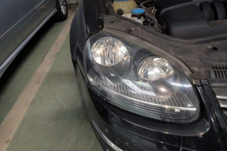 Used Volkswagen Sagitar 2011 1.6L Automatic Comfort Edition Right Front Headlight